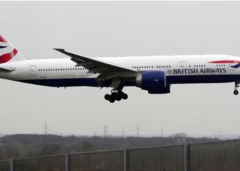 വീട്ടുകാരെ-കാണിക്കാൻ-പറക്കുന്നതിനിടെ-കോക്ക്പിറ്റ്-തുറന്നിട്ട്-പൈലറ്റ്,-ഭയന്ന്-യാത്രക്കാരും-ക്രൂവും,-പിന്നാലെ-സസ്പെൻഷൻ