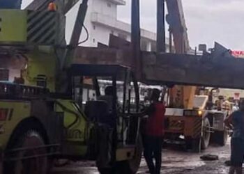 ബീമുകൾക്ക്-80-ടൺ-ഭാരം,-തുറവൂർ-ഫ്ലൈയോവറിലെ-ഇരുമ്പ്-ഗർഡറുകൾ-അഴിച്ചുമാറ്റുന്നതിനിടെ-നിലംപതിച്ചു,-ബീമുകൾ-വീണത്-തൂണിനടിയിൽ-പാർക്ക്-ചെയ്തിരുന്ന-പുള്ളർ-ലോറിയിലേക്ക്,-​-​ഗതാ​ഗതം-നിയന്ത്രിച്ചതിനാൽ-ഒഴിവായത്-വൻ-ദുരന്തം