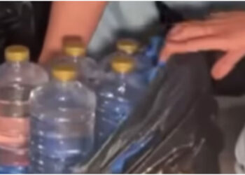 കണ്ടാൽ-കുടിവെള്ളക്കുപ്പി-തന്നെ,-സ്ത്രീകളടക്കമുള്ളവർ-കയ്യിലും-അരയിലുമായി-കൊണ്ടുപോയത്-വ്യാജ-മദ്യം;-കുവൈറ്റിൽ-വമ്പൻ-റെയ്ഡ്