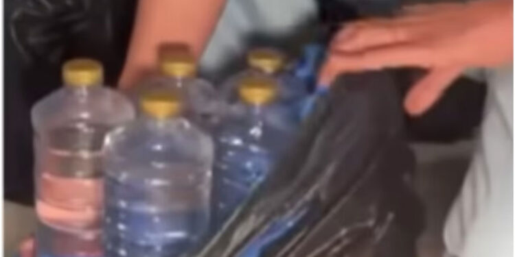 കണ്ടാൽ-കുടിവെള്ളക്കുപ്പി-തന്നെ,-സ്ത്രീകളടക്കമുള്ളവർ-കയ്യിലും-അരയിലുമായി-കൊണ്ടുപോയത്-വ്യാജ-മദ്യം;-കുവൈറ്റിൽ-വമ്പൻ-റെയ്ഡ്