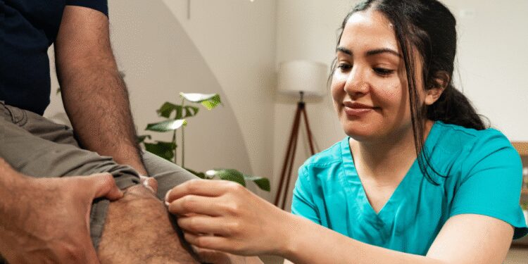 മുട്ട്-വേദനയാണോ-പ്രശ്‍നം?-:-ഈ-മൂന്ന്-സാധനങ്ങളും-എണ്ണയിൽ-കലർത്തി-പുരട്ടി-നോക്കൂ,-മിനിറ്റുകൾക്കുള്ളിൽ-ആശ്വാസം!