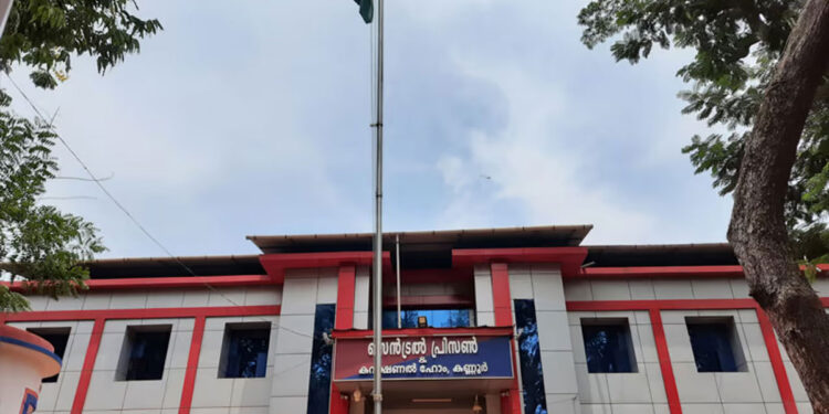 സെല്ലിന്റെ-ഭിത്തിയിൽ-ഒളിപ്പിച്ച-നിലയില്,-കണ്ണൂര്-സെന്ട്രല്-ജയിലില്-നിന്നും-മൊബൈല്-ഫോണ്-പിടികൂടി