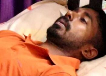 ബാറ്ററി-വിറ്റോ…-വീട്ടിൽ-ഭക്ഷണത്തിന്-മുന്നിലിരിക്കുമ്പോൾ-ചോദ്യവുമായി-പോലീസുകാർ,-മോഷ്ടിച്ചതല്ലെന്നു-പറഞ്ഞി‌ട്ടും-കേട്ടില്ല!!-ഭാര്യയ്ക്കും-കുഞ്ഞിനും-മുന്നിലിട്ട്-മർദനം,-ജീപ്പിൽ-വച്ച്-ഒരാൾ-രണ്ടു-കൈയും-കൂട്ടിപ്പിടിച്ചു,-മറ്റൊരാൾ-മുട്ടുകൊണ്ട്-പുറത്ത്-പലവട്ടം-ഇടിച്ചു,-യുവാവിന്റെ-പരാതി