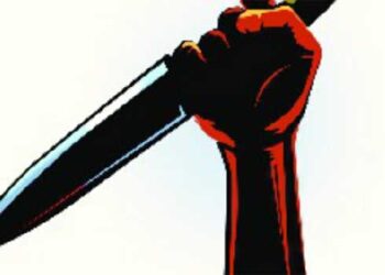 ബൈക്ക്-പാർക്ക്-ചെയ്തതിലെ-തർക്കം,-പോലീസുകാരന്റെ-നെഞ്ചിലും-മുഖത്തും-കുത്തിയ-ശേഷം-അക്രമി-രക്ഷപ്പെട്ടു