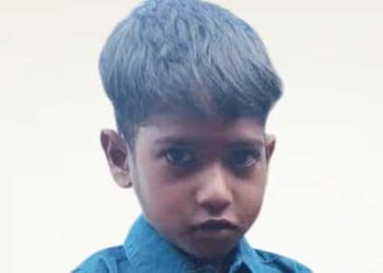 മഴ-പെയ്തതോടെ-റോഡ്-താറുമാറായി!!-പനി-ബാധിച്ച-കുഞ്ഞിനേയും-തോളിലെടുത്തുകൊണ്ട്-യാത്ര-ചെയ്തത്-കിലോമീറ്ററുകളോളം,-ആശുപത്രിയിലെത്തിക്കും-മുൻപേ-കുഞ്ഞു-കാർത്തിക്-മരണത്തിനു-കീഴടങ്ങി