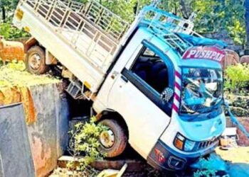 ക്യാൻസർ-ബാധിച്ച്-മരിച്ച-മകളുടെ-41-ാം-ചരമദിനച്ചടങ്ങിനു-സാധനങ്ങളുമായി-വന്ന-ലോറി-വീട്ടുമുറ്റത്തേക്കു-മറിഞ്ഞ്-അമ്മയ്ക്ക്-ദാരുണാന്ത്യം,-ലോറി-മറിഞ്ഞത്-വീട്ടുമുറ്റത്ത്-തുണി-അലക്കുകയായിരുന്ന-അമ്മയുടെ-ദേഹത്തേക്ക്,-അപകടത്തിൽ-കൈകൾ-മുറിഞ്ഞുമാറി