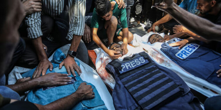 ഗാസയിൽ-ആശുപത്രിക്ക്-നേരെ-ഇസ്രയേലിന്റെ-മിസൈൽ-ആക്രമണം,-5-മാധ്യമ-പ്രവർത്തകർ-അടക്കം-20-പേർ-കൊല്ലപ്പെട്ടു