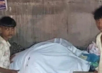 പിതാവിന്റെ-അഴൂകിയ-മൃതദേഹവുമായി-കുട്ടികള്‍-നടന്നത്-രണ്ടുദിവസം-;-ആരും-സഹായിച്ചില്ല,-ആട്ടിയോടിച്ചു,-ഒടുവില്‍-കുട്ടികള്‍-ഭിക്ഷയാചിച്ചപ്പോള്‍-സംസ്‌ക്കരിക്കാന്‍-സഹായവുമായി-രണ്ടുപേര്‍-പണം-നല്‍കി