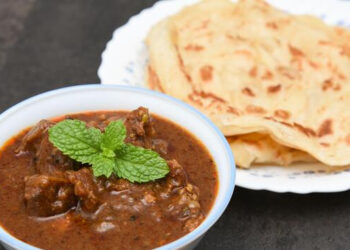 ആഹാരം-അവനവന്റെ-സ്വാതന്ത്ര്യം-;-പുതിയതായി-വന്ന-റീജിയണല്‍-മാനേജര്‍-കാന്റീനീല്‍-ബീഫ്-നിരോധിച്ചു;-ബാങ്കിന്-മുന്നില്‍-പൊറോട്ടയും-ഇറച്ചിയും-വിളമ്പി-പാര്‍ട്ടി-നടത്തി-ജീവനക്കാര്‍-പ്രതിഷേധിച്ചു