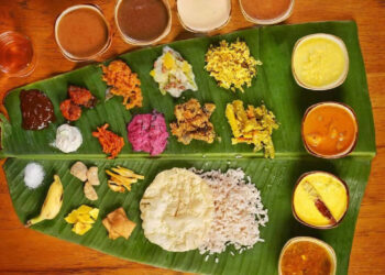 ‘വെറുതെയങ്ങ്-ഉണ്ണുന്നത്-പോരല്ലോ’;-ഇല-ഇടുന്നത്-മുതൽ-ഓണസദ്യ-കഴിക്കാനും-വിളമ്പാനും-ചില-രീതികളുണ്ട്!