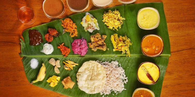 ‘വെറുതെയങ്ങ്-ഉണ്ണുന്നത്-പോരല്ലോ’;-ഇല-ഇടുന്നത്-മുതൽ-ഓണസദ്യ-കഴിക്കാനും-വിളമ്പാനും-ചില-രീതികളുണ്ട്!