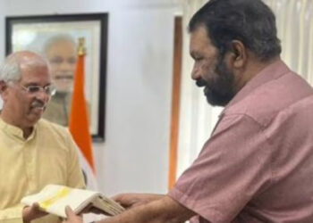 പോര്-താല്ക്കാലികമായി-മാറ്റി-വെച്ചു,-സര്ക്കാര്-നടത്തുന്ന-ഓണം-വാരാഘോഷ-പരിപാടിയില്-ഗവര്ണര്-പങ്കെടുക്കും-;-രാജ്ഭവനിലെത്തി-ഗവര്ണറെ-ക്ഷണിച്ച്-മന്ത്രിമാര്,-ഓണക്കോടിയും-കൈമാറി