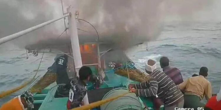 മത്സ്യബന്ധന-വള്ളത്തിൽ-തീപിടിത്തം;-ഉപകരണങ്ങൾ-കത്തിനശിച്ചു