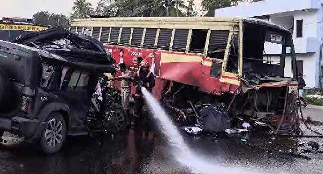 കെഎസ്ആർടിസിയും-എസ്യുവിയും-നേർക്കുനേർ-കൂട്ടിയിടിച്ച്-മൂന്ന്-മരണം,-രണ്ടുപേർക്ക്-ഗുരുതര-പരുക്ക്!!-ഇടിയുടെ-ആഘാതത്തിൽ-ബസിലുണ്ടായിരുന്നവർ-റോഡിലേക്ക്-തെറിച്ചുവീണതായി-നാട്ടുകാർ,-ബസിലുണ്ടായിരുന്ന-16-പേർക്കും-പരുക്ക്