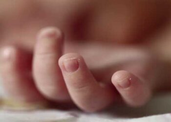 രക്തസ്രാവത്തെ-തുടർന്ന്-അവശയായ-പൂർണ-​ഗർഭിണിയായ-ഭാര്യയെ-കർത്താവ്-രക്ഷിക്കുമെന്ന്-പറഞ്ഞ്-പാസ്റ്റർ,-യുവതിയെ-പോലീസ്-ആശുപത്രിയിലെത്തിച്ചത്-ബല-പ്രയോ​ഗത്തിലൂടെ,-നവജാത-ശിശുവിന്റെ-മരണത്തിൽ-കേസ്,-മറ്റു-രണ്ട്-കുട്ടികളെ-സ്കൂളിൽ-വിടാറില്ലെന്ന്-നാട്ടുകാർ