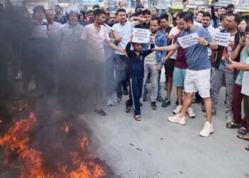 റോഡിൽ-ടയർ-കത്തിച്ചിട്ട്-പ്രക്ഷോഭകാരികൾ,-ഒരടി-മുന്നോട്ടുപോകാനാകാതെ-കാഠ്മണ്ഡുവിൽ-കുടുങ്ങി-മലയാളി-വിനോദ-സഞ്ചാരികൾ,-നേപ്പാളിൽ-കുടുങ്ങിയത്-കോഴിക്കോടുനിന്നു-പുറപ്പെട്ട-40-അം​ഗ-സംഘം