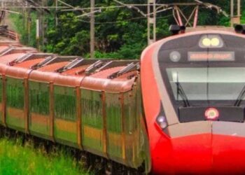 കേരളത്തിലെ-കേന്ദ്രമന്ത്രിമാരെ-വേണേൽ-കണ്ടോ,-ദേണ്ടേ-വന്ദേഭാരതിന്റെ-ആകെയുള്ള-20-കോച്ചിൽ-16-ഉം-മധുര-കൊണ്ടുപോകുന്നു…