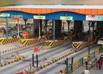 റോഡുകളുടെ-നിലവിലെ-അവസ്ഥ-എന്താണ്?-സർവീസ്-റോഡുകൾ-കുഴിയടച്ച്-നന്നാക്കിയിട്ടില്ല,-കൊരട്ടി-സർവീസ്-റോഡ്-പൂർണമായും-ഗതാഗതയോഗ്യമാണെന്ന്-പറയാനാകില്ല,-പേരാമ്പ്രയിൽ-അപകടമുണ്ടാക്കാൻ-കഴിയുന്ന-കുഴികൾ-ഇപ്പോഴുമുണ്ട്-കലക്ടർ,-റോഡ്-നന്നാക്കാതെ-പാലിയേക്കരയിൽ-ടോൾ-പിരിക്കണ്ട-ഹൈക്കോട‌തി