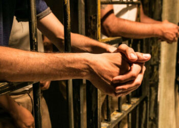 കോടതി-ജാമ്യം-നൽകിയതല്ലേ-പിന്നെന്തിന്-പിടിച്ചുവയ്ക്കുന്നു??-വേടനെ-ഇറക്കിവിടാതെ-ഒരടി-പിന്നോട്ടില്ല…-തൃക്കാക്കര-സ്റ്റേഷന്-മുന്നില്‍-അസഭ്യവര്‍ഷം-ചൊരിഞ്ഞ്-യുവാക്കൾ,-പിടിച്ച്-ലോക്കപ്പിലടച്ച്-പോലീസ്