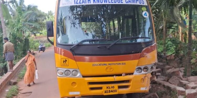 ബ്രേക്ക്-തകരാറിലായ-സ്കൂൾ-ബസ്-ഇടിച്ചു-നിർത്തിയത്-വിദ്യാർത്ഥിയെ-മതിലിനോട്-ചേർത്ത്