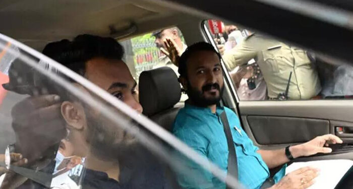 രാഹുൽ-മാങ്കൂട്ടത്തിലിന്റെ-കാർ-തടഞ്ഞ്-എസ്എഫ്ഐ,-റോഡിൽ-കുത്തിയിരുന്ന്-പ്രതിഷേധം,-പുറത്തിറങ്ങാതെ-എംഎൽഎ