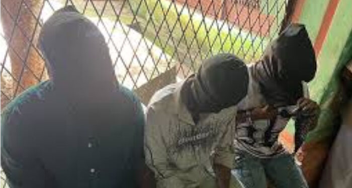 കെഎസ്-യു-പ്രവര്ത്തകരെ-കറുത്ത-മുഖംമൂടി-ധരിപ്പിച്ചു-;-വടക്കാഞ്ചേരി-എസ്എച്ച്ഒക്ക്-പൊലീസ്-ആസ്ഥാനത്തേക്ക്-സ്ഥലം-മാറ്റം