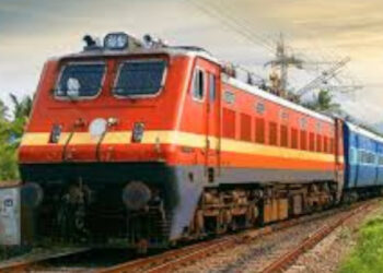 കോച്ചിനടിയിൽ-പുക,-പരിശോധിക്കാൻ-ട്രെയിനിന്റെ-അടിയിലേക്ക്-ഇറങ്ങി-ജീവനക്കാരി,-ട്രെയിൻ-മുന്നോട്ടെടുത്ത്-ലോക്കോപൈലറ്റ്,-യുവതിയുടെ-മുകളിലൂടെ-കടന്ന്-പോയത്-രണ്ട്-ബോഗികൾ