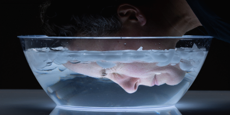 രാവിലെ-എഴുന്നേറ്റ-ഉടൻ-തണുത്ത-വെള്ളത്തിൽ-മുഖം-കഴുകുന്നത്-ശീലമാക്കിയാൽ-ഒന്നല്ല,-പലതുണ്ട്-ഗുണം.