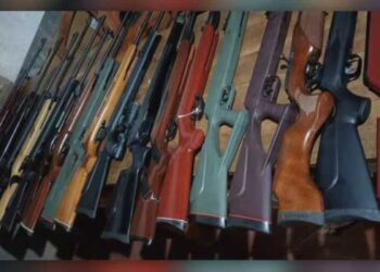 20-എയർ-ഗണ്ണുകൾ,-മൂന്ന്-റൈഫിളുകൾ,-200ലധികം-വെടിയുണ്ടകൾ,-40-പെലറ്റ്-ബോക്സുകൾ!!-മലപ്പുറത്ത്-വൻ-ആയുധ-വേട്ട,-ഒരാൾ-അറസ്റ്റിൽ,-ആയുധങ്ങൾ-മൃ​ഗവേട്ടയ്ക്കായി?