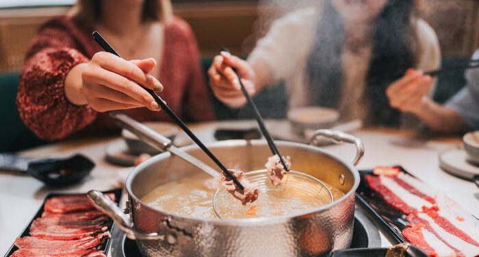 മദ്യപിച്ച്-റെസ്റ്ററന്റിലെ-ഹോട്ട്പോട്ട്-സൂപ്പിൽ-മൂത്രമൊഴിച്ച്-കൗമാരക്കാർ…-2.7-കോടി-രൂപ-പിഴ-വിധിച്ച്-കോടതി,-നഷ്ടപരിഹാരം-മാതാപിതാക്കൾ-അടയ്ക്കണം