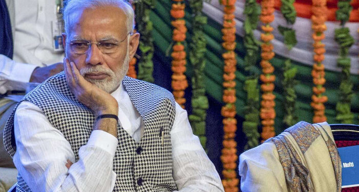 മോദിയുടെ-ജന്മദിനത്തിൽ-പള്ളിയിൽ-കുര്‍ബാനയും-കേക്ക്-മുറിക്കലും,-വിവാദത്തിലായി-ബിജെപി-പോസ്റ്റർ,-രാഷ്ട്രീയ-ലക്ഷ്യത്തിന്-വേണ്ടിയുള്ള-കൂദാശകള്‍ക്ക്-ദേവാലയത്തെ-ഉപയോഗിക്കരുതെന്ന്-പള്ളി-വികാരി