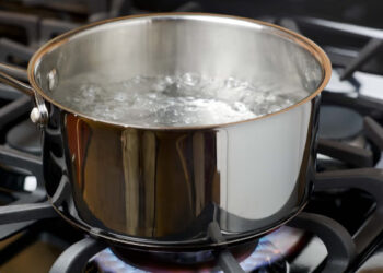 സൂര്യാഘാതം-ഏറ്റതല്ല-തിളച്ചവെള്ളം-ഒഴിച്ച്-പൊള്ളിച്ചത്…-മദ്യപിച്ച്-റോഡിൽ-കിടന്ന-വയോധികന്റെ-കാലിൽ-തിളച്ച-വെള്ളം-ഒഴിച്ചു,-ഇരുകാലുകളിലും-മാരക-പൊള്ളൽ