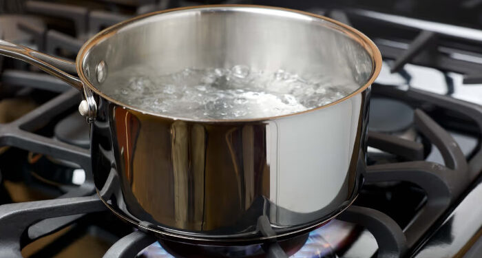 സൂര്യാഘാതം-ഏറ്റതല്ല-തിളച്ചവെള്ളം-ഒഴിച്ച്-പൊള്ളിച്ചത്…-മദ്യപിച്ച്-റോഡിൽ-കിടന്ന-വയോധികന്റെ-കാലിൽ-തിളച്ച-വെള്ളം-ഒഴിച്ചു,-ഇരുകാലുകളിലും-മാരക-പൊള്ളൽ