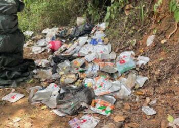 രാത്രിയിൽ-ആരുമറിയാതെ-പ്ലാസ്റ്റിക്-മാലിന്യവും-പഴകിയ-ഭക്ഷണാവശിഷ്ടങ്ങളുമടക്കം-പൊതുസ്ഥലത്ത്-തള്ളി-മുങ്ങി,-തുമ്പായത്-മാലിന്യത്തോടൊപ്പം-ഉപേക്ഷിച്ച-സമ്മാനക്കൂപ്പണുകൾ,-കയ്യോടെ-പാരിതോഷികമായി-ഒരു-ലക്ഷം-പിഴ