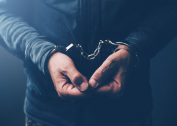 ഹെഡ്‌ലൈറ്റ്-ഡിം-ചെയ്യാൻ-ആവശ്യപ്പെട്ടു:-ബസ്-കാത്തുനിന്ന-യുവാവിന്റെ-തല-ഇരുമ്പ്-ലിവർ-കൊണ്ട്-അടിച്ചുപൊട്ടിച്ചു,-തടയാൻ-ചെന്ന-ലോറി-ഡ്രൈവർമാരെയും-ഉപദ്രവിച്ചു,-സ്വകാര്യ-ബസ്-ഡ്രൈവര്‍-അറസ്റ്റിൽ,-ബസിന്റെ-ടയർ-കുത്തിപ്പൊട്ടിച്ച്-നാട്ടുകാർ