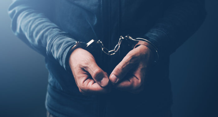 ഹെഡ്ലൈറ്റ്-ഡിം-ചെയ്യാൻ-ആവശ്യപ്പെട്ടു:-ബസ്-കാത്തുനിന്ന-യുവാവിന്റെ-തല-ഇരുമ്പ്-ലിവർ-കൊണ്ട്-അടിച്ചുപൊട്ടിച്ചു,-തടയാൻ-ചെന്ന-ലോറി-ഡ്രൈവർമാരെയും-ഉപദ്രവിച്ചു,-സ്വകാര്യ-ബസ്-ഡ്രൈവര്-അറസ്റ്റിൽ,-ബസിന്റെ-ടയർ-കുത്തിപ്പൊട്ടിച്ച്-നാട്ടുകാർ