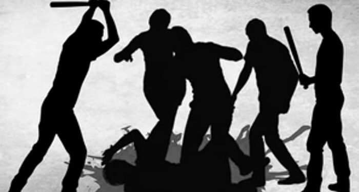 ബസിൽവച്ച്-സീനിയർ-വിദ്യാർത്ഥിയെ-തുറിച്ചുനോക്കി,-ജൂനിയർ-വിദ്യാർത്ഥിയെ-പൊതിരെത്തല്ലി-സീനിയർ-വിദ്യാർത്ഥികൾ,-ഷർട്ട്-വലിച്ചുകീറി-നിലത്തിട്ട്-ചവിട്ടിക്കൂട്ടി,-തിരിഞ്ഞുനോക്കാതെ-സ്കൂൾ-അധികൃതർ,-പരാതിയുമായി-രക്ഷിതാക്കൾ