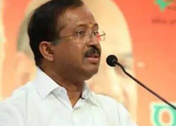 കരുവന്നൂരിൽ-300-കോടി-തട്ടിപ്പ്-നടത്തിയിട്ടും-പ്രസിഡന്റിനെ-വിളിച്ച്-വരുത്തിയില്ല,-ആറു-കോടി-ബാധ്യത-വന്നയാളെ-വിളിപ്പിച്ചത്-ആരുടെ-താല്പര്യ-പ്രകാരം?-അനിലിനെ-ആത്മഹത്യയിലേക്ക്-നയിച്ചത്-പോലീസും-സിപിഎമ്മും!!-ബിജെപിയാണെന്ന്-ആത്മഹത്യാ-കുറിപ്പിൽ-എവിടെയും-പറഞ്ഞിട്ടില്ല-വി.-മുരളീധരൻ