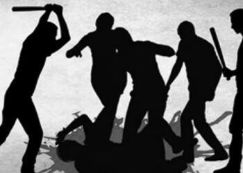 വാഹനം-പതിയെ-ഓടിക്കാൻ-പറഞ്ഞത്-ഇഷ്ടപ്പെട്ടില്ല,-യുവാവിന്റെ-വീട്ടിലേക്ക്-പടക്കമെറിഞ്ഞ്-​ഗുണ്ടാസംഘം,-റോഡരികിൽ-നിർത്തിയിട്ട-വാഹനങ്ങൾ-അടിച്ചുതകർത്തു,-പിന്നാലെ-പഴം-പഴുത്തില്ലെന്ന്-പറഞ്ഞ-കടയുടമയെ-വെട്ടിപ്പരിക്കേൽപ്പിച്ചു