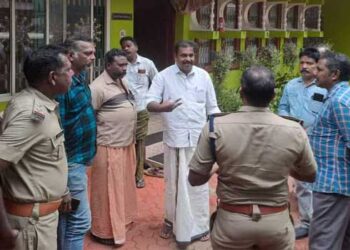 കവർച്ച-നടത്തിയത്-വീടിനേക്കുറിച്ച്-കൃത്യമായി-അറിയുന്നവർ!!-മുൻ-ഫയർഫോഴ്സ്-ഉദ്യോഗസ്ഥന്റെ-വീട്ടിൽ-നിന്ന്-90-പവൻ-സ്വർണവും-ഒരു-ലക്ഷം-രൂപയും-മോഷണം-പോയി,-മോഷണം-സഹോദരിയുടെ-മരണത്തിൽ-പങ്കെടുക്കാൻ-പോയതിനിടെ