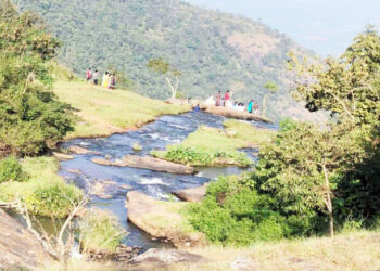 സഞ്ചാരികൾ-നിറഞ്ഞ്​-ചെല്ലാർകോവിൽമെട്ടും-അരുവിക്കുഴി-വെള്ളച്ചാട്ടവും