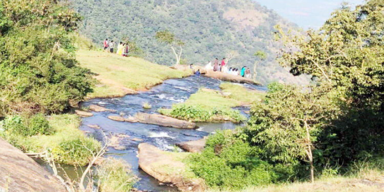 സഞ്ചാരികൾ-നിറഞ്ഞ്-ചെല്ലാർകോവിൽമെട്ടും-അരുവിക്കുഴി-വെള്ളച്ചാട്ടവും