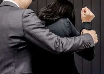 പണം-കടം-വാങ്ങിയിട്ട്-കൊടുക്കുക-ഭാര്യയുടെ-നമ്പർ,-ഡിവൈഎഫ്ഐ-നേതാവ്-വീട്ടിൽ-വന്നാൽ-അവിടെയും-ഇവിടെയും-തോണ്ടും!!-അവന്റെ-ഇഷ്ടം-തീർന്നിട്ട്-പോട്ടെയെന്ന്-ഭർത്താവ്,-കിടന്നുകൊടുക്കാൻ-ഭർതൃമാതാവ്,-യുവതിയുടെ-പരാതിയിൽ-സിപിഎം-നേതാവിനെതിരെ-പീഡനക്കേസ്,-ഭർത്താവിനെതിരെ-ഗാർഹികപീഡനം