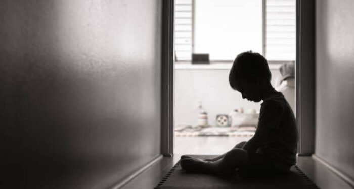 നാലരവയസുകാരനോട്-പെറ്റമ്മയുടെ-കൊടുംക്രൂരത,-ട്രൗസറിൽ-മലമൂത്ര-വിസർജനം-നടത്തി,-കുട്ടിയെ-ചട്ടുകം-കൊണ്ട്-പൊള്ളിച്ച്-മാതാവ്,-പിൻഭാഗത്തും-കാലിലും-ഗുരുതര-പൊള്ളൽ,-ചപ്പാത്തി-കല്ലിൽ-ഇരുന്ന്-പൊള്ളിയെന്ന്-കള്ളക്കഥയും,-നിർണായകമായത്-കുട്ടിയുടെ-മൊഴി