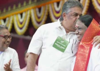 ‘അമ്മ-എല്ലാവരെയും-ചുംബിക്കുമല്ലോ,-എനിക്കും-തന്നു!!-എൻറെ-അമ്മയുടെ-പ്രായം-ഉള്ള,-അമ്മയുടെ-സ്ഥാനത്ത്-നിൽക്കുന്നയാൾക്ക്-ഉമ്മ-നൽകിയത്-പലർക്കും-സഹിക്കാൻ-കഴിയില്ല,-എല്ലാവർക്കും-അവരുടെ-ആലിംഗനത്തിൽപെടാം-ഞങ്ങൾക്ക്-പറ്റില്ല,-അതങ്ങ്-മനസിൽ-വെച്ചാൽ-മതി’-സജി-ചെറിയാൻ