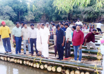 വ​രു​ന്നോ,-കു​റു​വാ-ദ്വീ​പി​ൽ-ച​ങ്ങാ​ട​ത്തി​ൽ-പോ​കാം