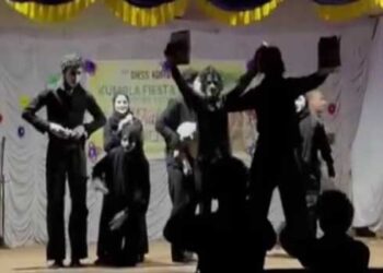 സ്കൂൾ-കലോത്സവത്തിനിടെ-പലസ്തീന്-ഐക്യദാർഢ്യം-പ്രഖ്യാപിച്ച്-മൈം-ഷോ,-കഴിയും-മുൻപ്-കർട്ടനിട്ട്-അധ്യാപകൻ,-കലോത്സവം-നിർത്തിവച്ചു,-പോലീസിനെ-വിളിച്ചുവരുത്തി-വിദ്യാർഥികളെ-വിരട്ടിയോടിച്ചുവെന്നും-ആരോപണം