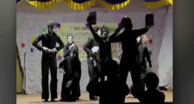 സ്കൂൾ-കലോത്സവത്തിനിടെ-പലസ്തീന്-ഐക്യദാർഢ്യം-പ്രഖ്യാപിച്ച്-മൈം-ഷോ,-കഴിയും-മുൻപ്-കർട്ടനിട്ട്-അധ്യാപകൻ,-കലോത്സവം-നിർത്തിവച്ചു,-പോലീസിനെ-വിളിച്ചുവരുത്തി-വിദ്യാർഥികളെ-വിരട്ടിയോടിച്ചുവെന്നും-ആരോപണം