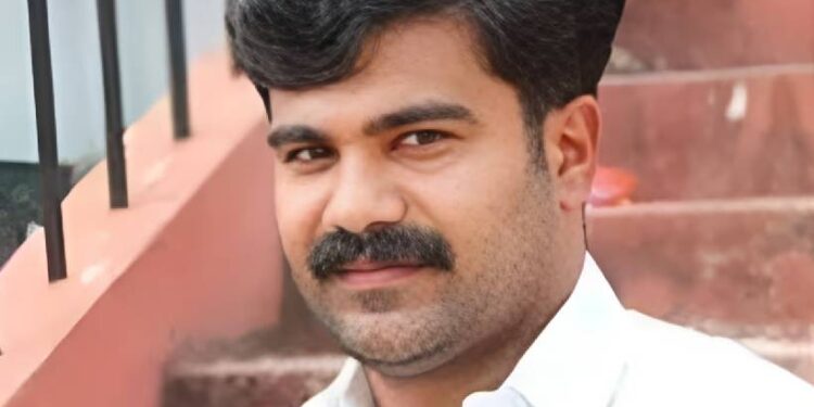 തങ്കച്ചനെ-കുടുക്കാൻ-വീട്ടിൽ-മദ്യവും-സ്ഫോടകവസ്തുക്കളും-വെച്ചു;-പ്രാദേശിക-കോൺഗ്രസ്-നേതാവ്-പിടിയിൽ