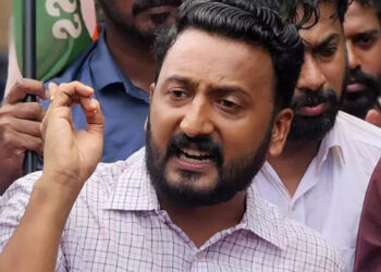 നാട്-കാക്കുന്ന-അയ്യന്റെ-പൊന്നു-കക്കുന്ന-സർക്കാരിനെതിരെ-ജനങ്ങൾ-സംഘടിക്കും,-മാധ്യമങ്ങൾക്ക്-മുമ്പിലേക്ക്-ഏതെങ്കിലും-ദിവ്യനെ-എറിഞ്ഞ്-കൊടുത്ത്-രക്ഷപ്പെടാമെന്ന്-അമ്പലം-വിഴുങ്ങി-സർക്കാർ-വിചാരിക്കേണ്ട,-ഞങ്ങൾക്ക്-ഉത്തരം-തരേണ്ടത്-‘അവതാരമോ’,-ഉദ്യോഗസ്ഥരോ-അല്ല-സർക്കാരാണ്,-സ്വർണപ്പാളി-വിഷയത്തിൽ-സർക്കാരിനെ-കടന്നാക്രമിച്ച്-രാഹുൽ-മാങ്കൂട്ടത്തിൽ